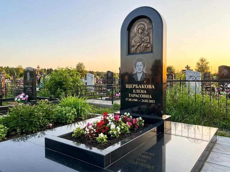 Памятник с барельефом — выполненная работа 35 в Новосибирске
