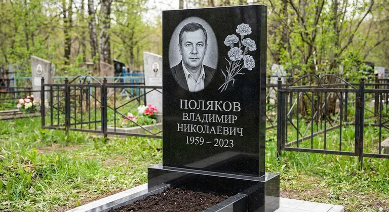 Памятник с гравировкой гвоздик — выполненная работа «Поляков» в Новосибирске