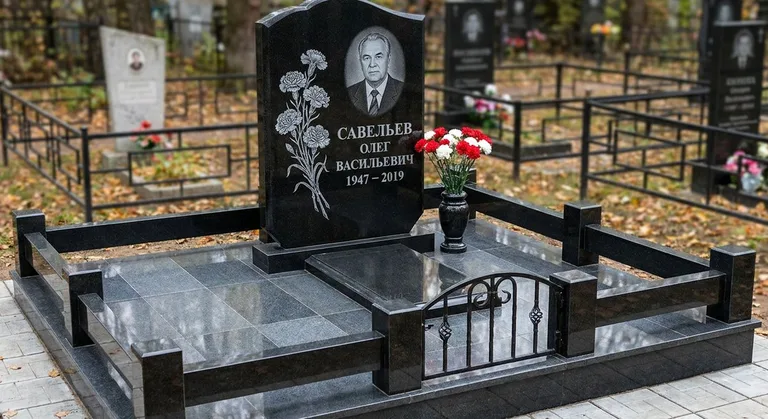 Памятник с гравировкой гвоздик — выполненная работа «Савельев» в Новосибирске