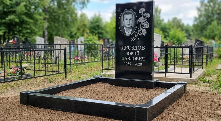 Памятник с гравировкой гвоздик — выполненная работа «Дроздов» в Новосибирске