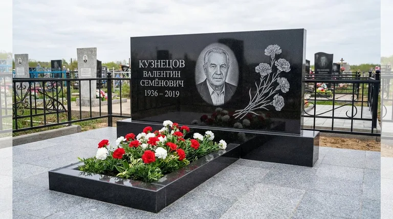 Памятник с гравировкой гвоздик — выполненная работа «Кузнецов» в Новосибирске