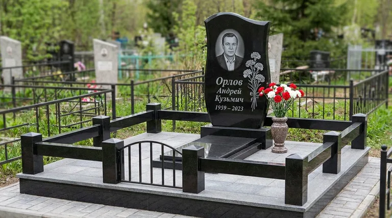 Памятник с гравировкой гвоздик — выполненная работа «Орлов» в Новосибирске