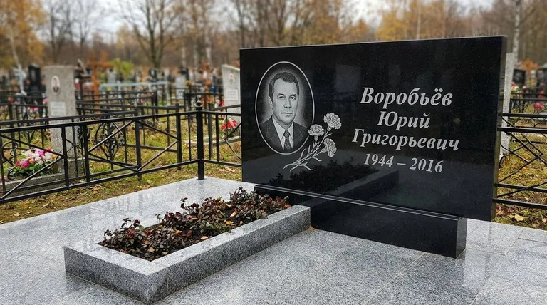 Памятник с гравировкой гвоздик — выполненная работа «Воробьёв» в Новосибирске