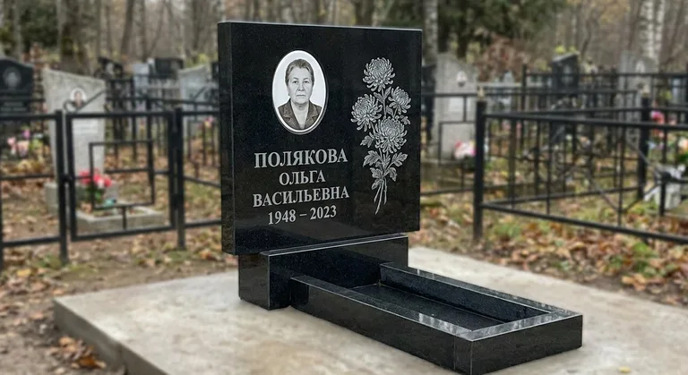 Памятник с гравировкой хризантем — выполненная работа «Полякова» в Новосибирске