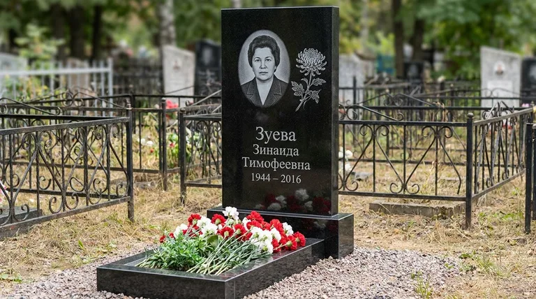Памятник с гравировкой хризантем — выполненная работа «Зуева» в Новосибирске