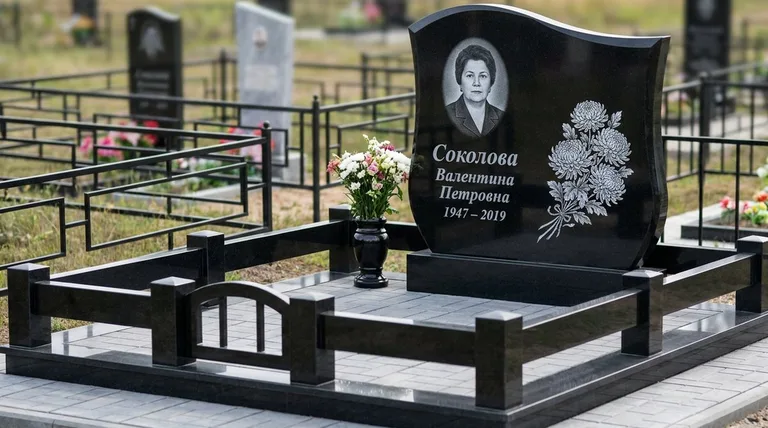 Памятник с гравировкой хризантем — выполненная работа «Соколова» в Новосибирске