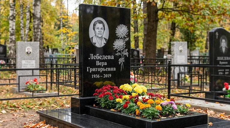 Памятник с гравировкой хризантем — выполненная работа «Лебедева» в Новосибирске