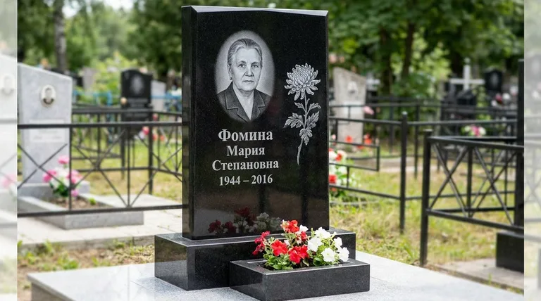 Памятник с гравировкой хризантем — выполненная работа «Фомина» в Новосибирске