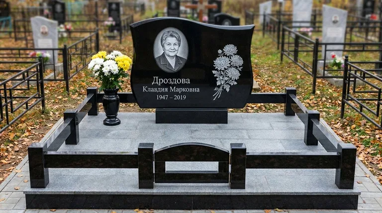 Памятник с гравировкой хризантем — выполненная работа «Дроздова» в Новосибирске
