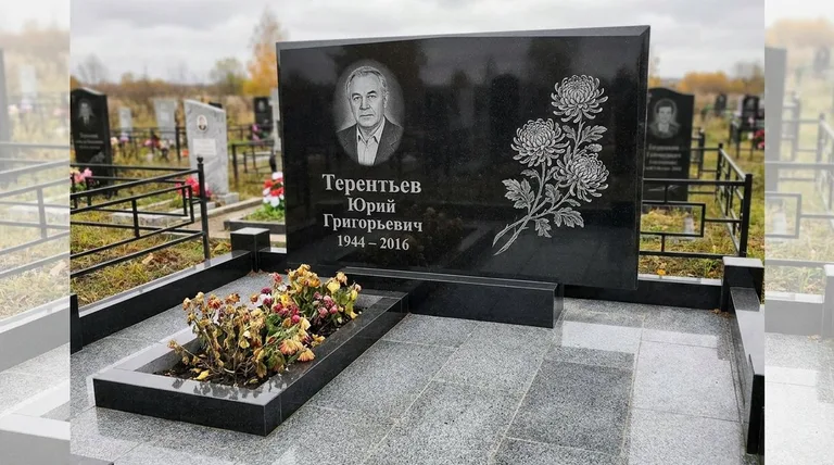 Памятник с гравировкой хризантем — выполненная работа «Терентьев» в Новосибирске