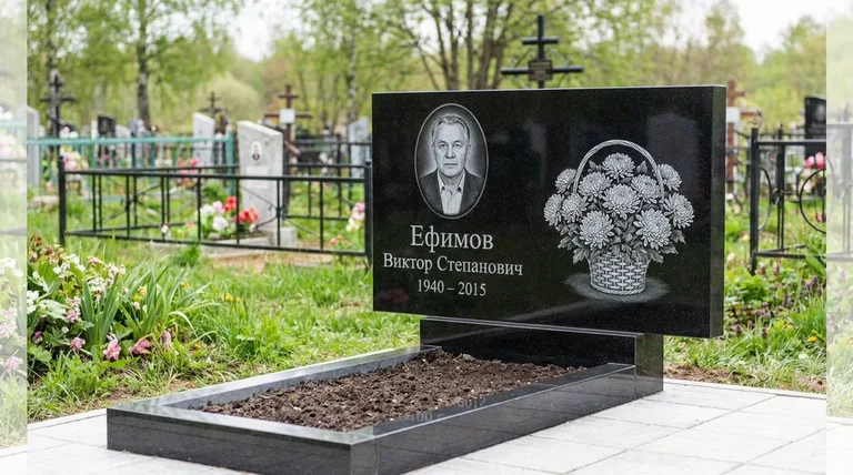 Памятник с гравировкой хризантем — выполненная работа «Ефимов» в Новосибирске