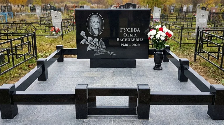 Памятник с гравировкой калл — выполненная работа «Гусева» в Новосибирске