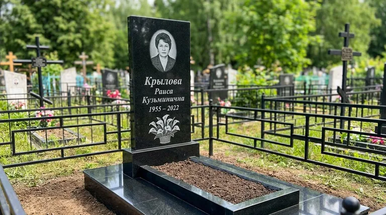 Памятник с гравировкой калл — выполненная работа «Крылова» в Новосибирске