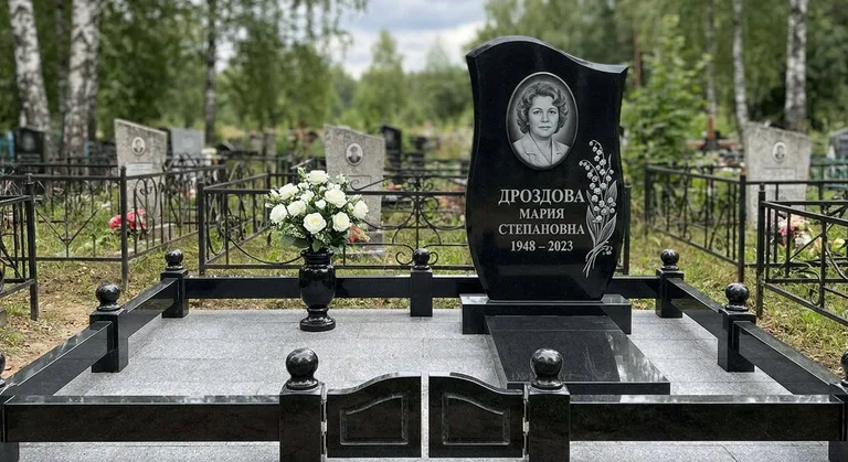 Памятник с гравировкой ландышей — выполненная работа «Дроздова» в Новосибирске
