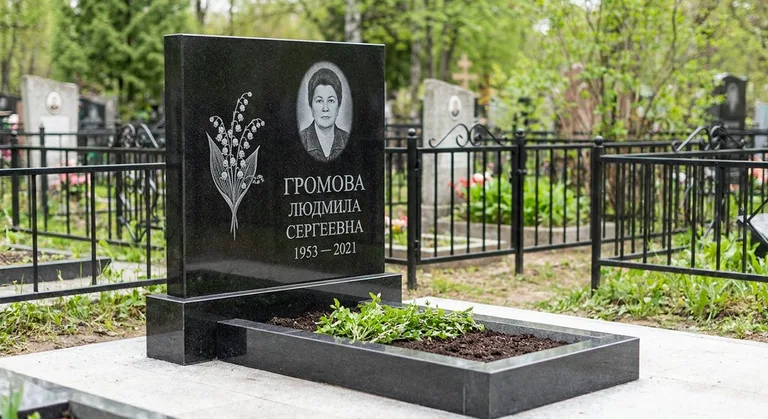 Памятник с гравировкой ландышей — выполненная работа «Громова» в Новосибирске