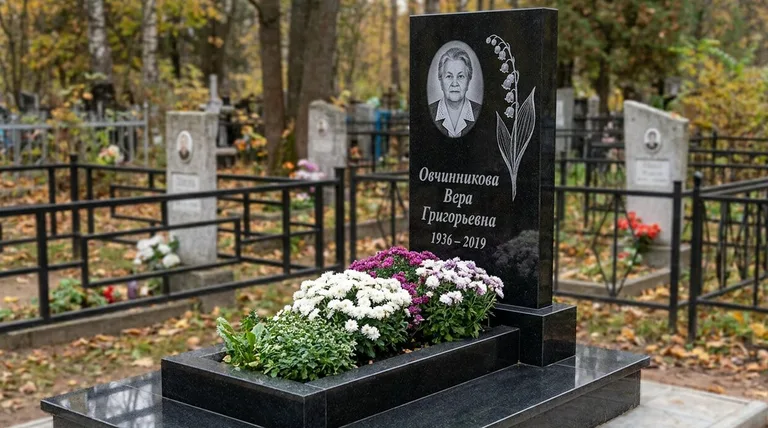 Памятник с гравировкой ландышей — выполненная работа «Овчинникова» в Новосибирске