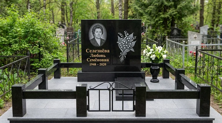 Памятник с гравировкой ландышей — выполненная работа «Селезнёва» в Новосибирске