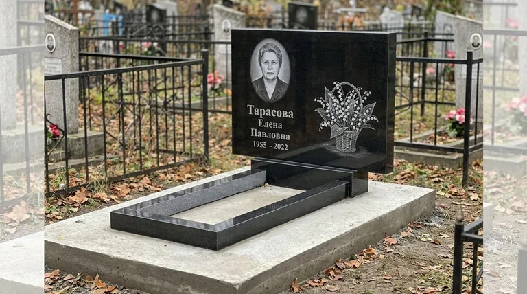 Памятник с гравировкой ландышей — выполненная работа «Тарасова» в Новосибирске