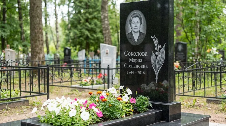 Памятник с гравировкой ландышей — выполненная работа «Соколова» в Новосибирске