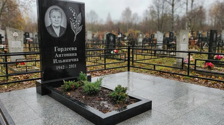 Памятник с гравировкой ландышей — выполненная работа «Гордеева» в Новосибирске