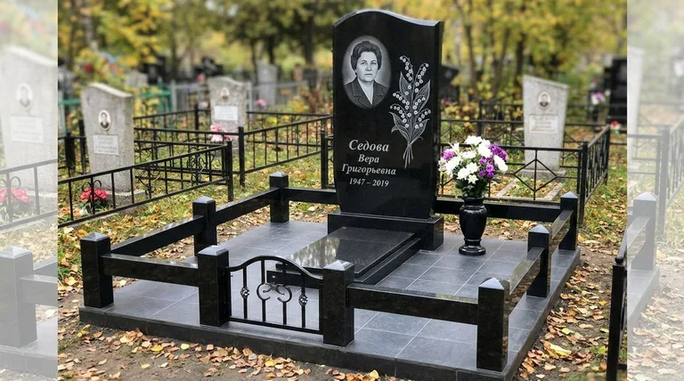 Памятник с гравировкой ландышей — выполненная работа «Седова» в Новосибирске