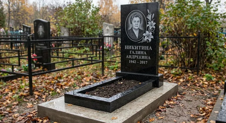 Памятник с гравировкой лилий — выполненная работа «Никитина» в Новосибирске