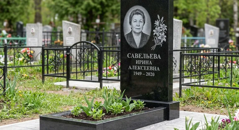 Памятник с гравировкой лилий — выполненная работа «Савельева» в Новосибирске