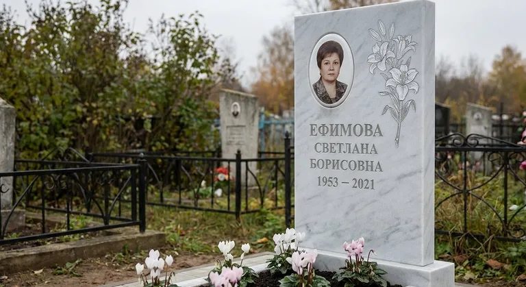 Памятник с гравировкой лилий — выполненная работа «Ефимова» в Новосибирске