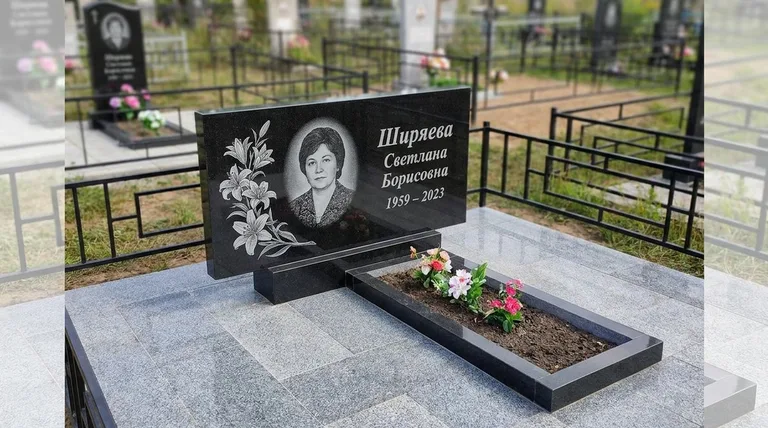Памятник с гравировкой лилий — выполненная работа «Ширяева» в Новосибирске