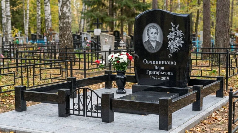 Памятник с гравировкой лилий — выполненная работа «Овчинникова» в Новосибирске