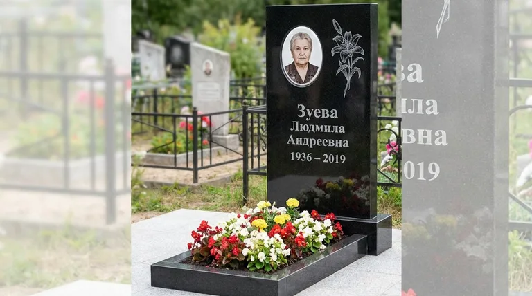 Памятник с гравировкой лилий — выполненная работа «Зуева» в Новосибирске