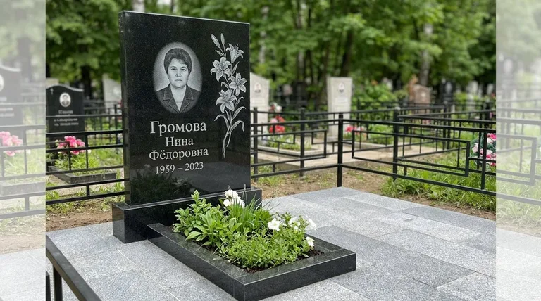 Памятник с гравировкой лилий — выполненная работа «Громова» в Новосибирске