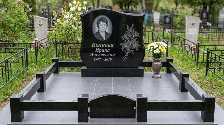Памятник с гравировкой лилий — выполненная работа «Волкова» в Новосибирске