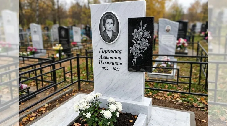 Памятник с гравировкой лилий — выполненная работа «Гордеева» в Новосибирске