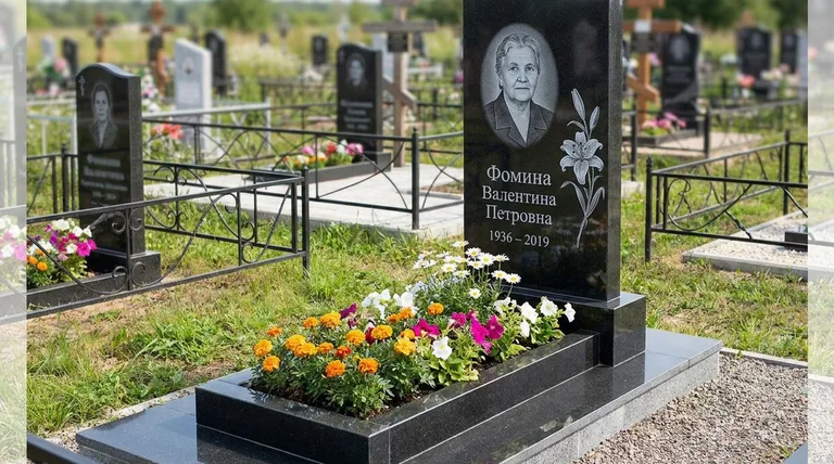 Памятник с гравировкой лилий — выполненная работа «Фомина» в Новосибирске