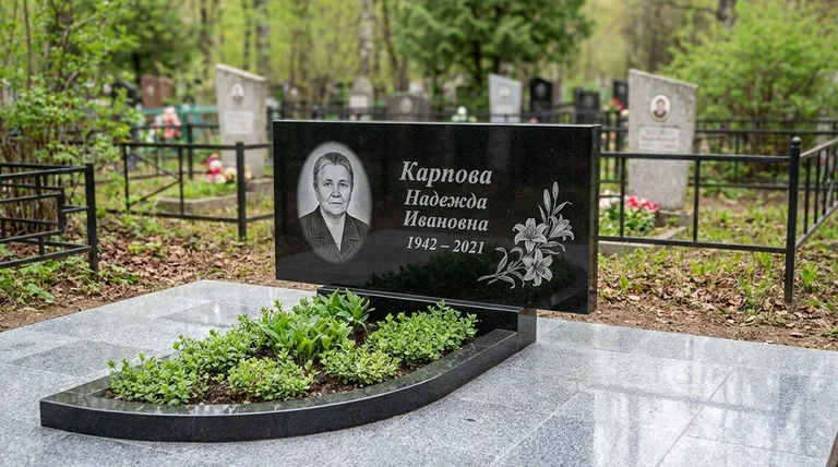 Памятник с гравировкой лилий — выполненная работа «Карпова» в Новосибирске