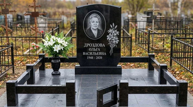 Памятник с гравировкой лилий — выполненная работа «Дроздова» в Новосибирске