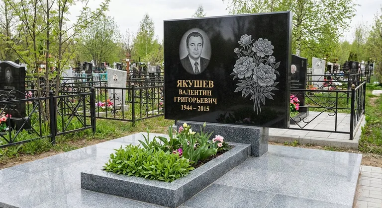 Памятник с гравировкой пионов — выполненная работа «Якушев» в Новосибирске