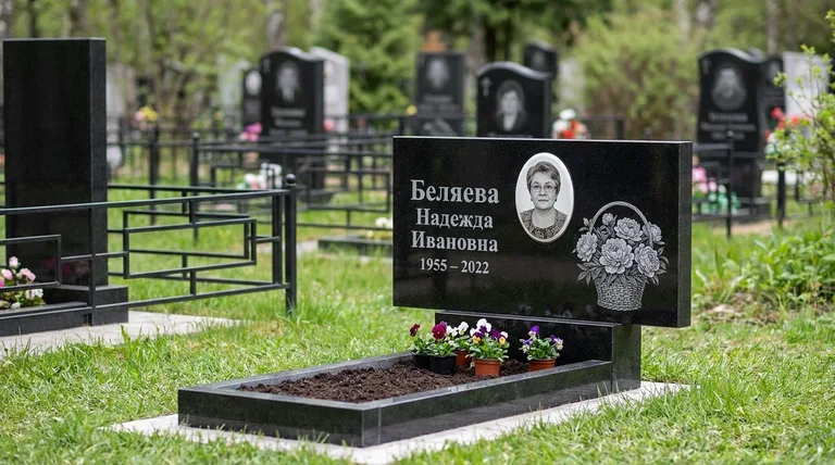 Памятник с гравировкой пионов — выполненная работа «Беляева» в Новосибирске
