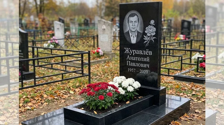 Памятник с гравировкой пионов — выполненная работа «Журавлёв» в Новосибирске