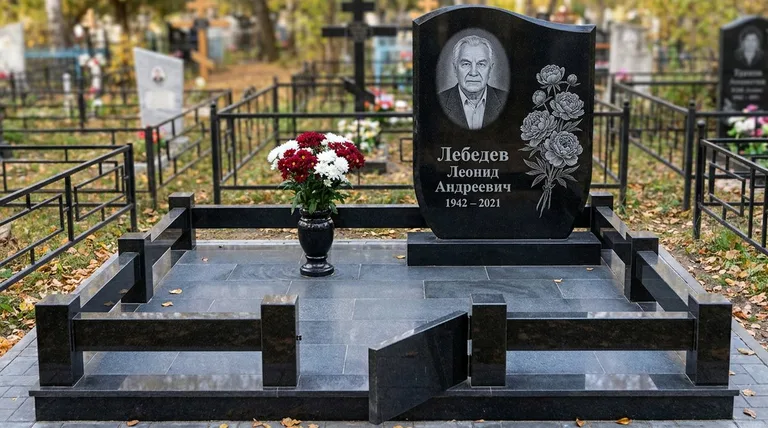 Памятник с гравировкой пионов — выполненная работа «Лебедев» в Новосибирске