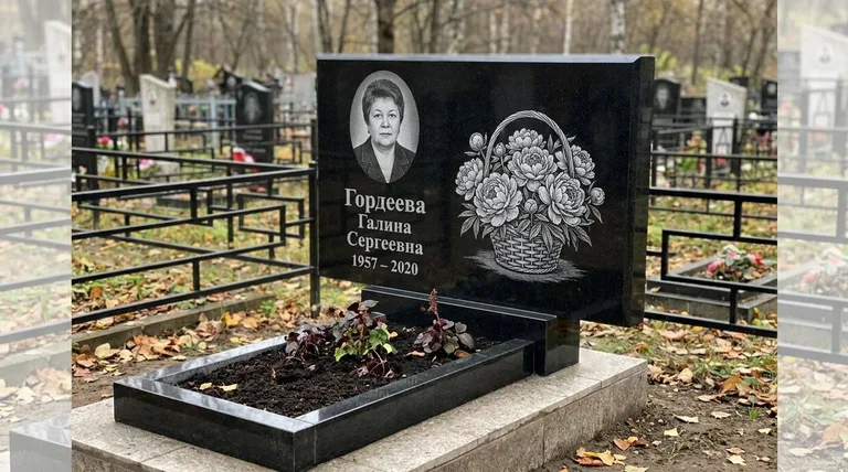 Памятник с гравировкой пионов — выполненная работа «Гордеева» в Новосибирске