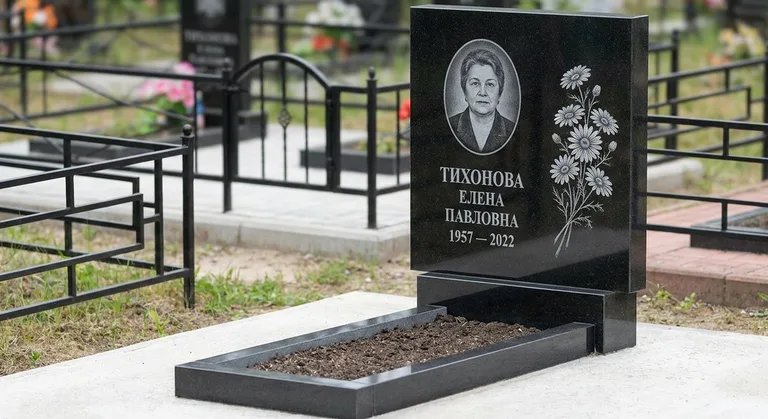 Памятник с гравировкой ромашек — выполненная работа «Тихонова» в Новосибирске
