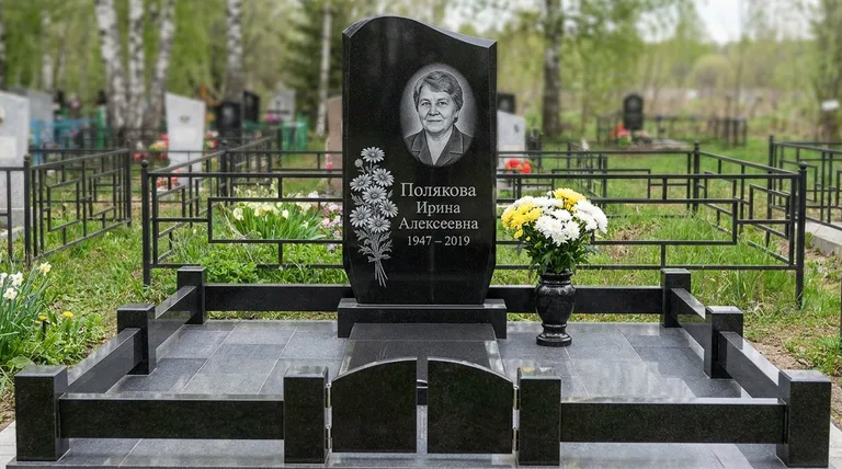 Памятник с гравировкой ромашек — выполненная работа «Полякова» в Новосибирске