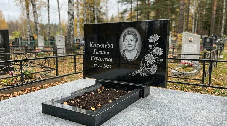 Памятник с гравировкой ромашек — выполненная работа «Киселёва» в Новосибирске