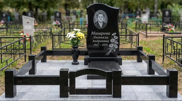 Памятник с гравировкой ромашек — выполненная работа «Макарова» в Новосибирске