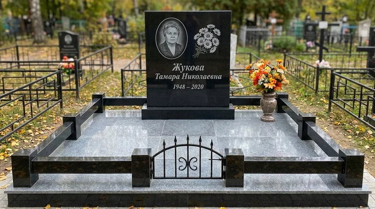Памятник с гравировкой ромашек — выполненная работа «Жукова» в Новосибирске