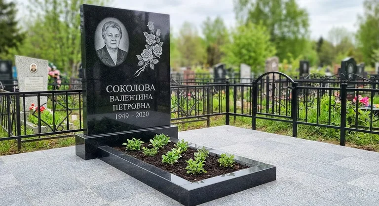 Памятник с гравировкой роз — выполненная работа «Соколова» в Новосибирске