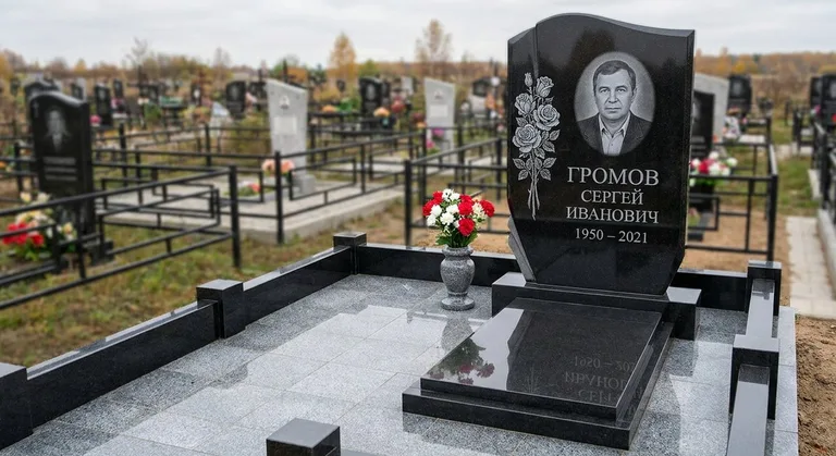 Памятник с гравировкой роз — выполненная работа «Громов» в Новосибирске