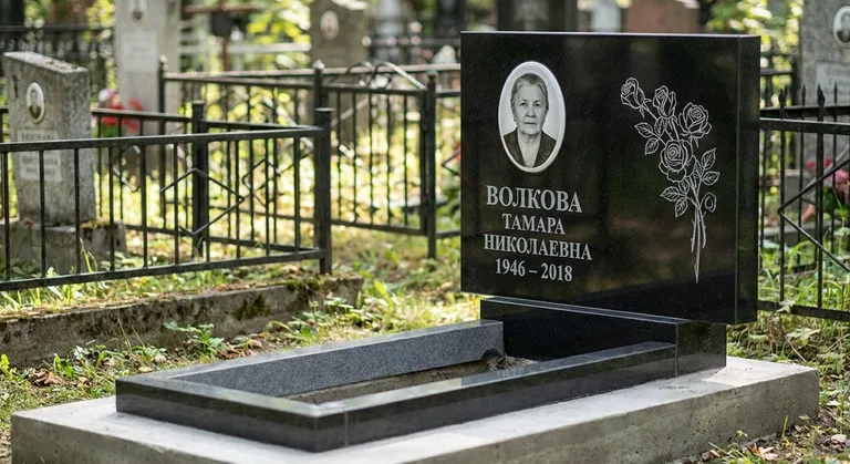 Памятник с гравировкой роз — выполненная работа «Волкова» в Новосибирске
